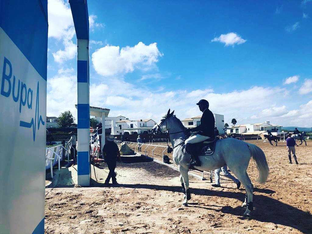 Otomi: Entrada al campo hípico