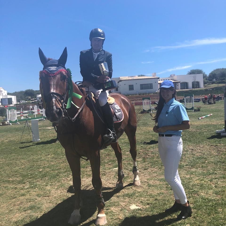 Otomi: Jinete en su caballo recibiendo la copa