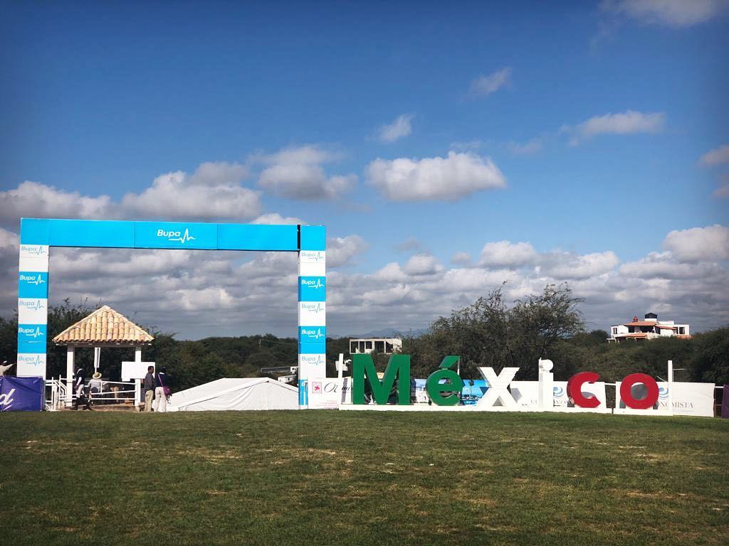 Otomi: Entrada al campo hípico