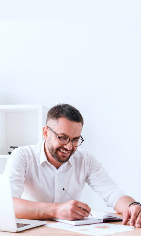 Hombre al frente de su escritorio