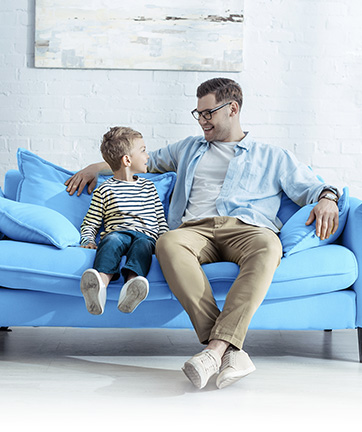 Padre e hijo sentados en un sofá