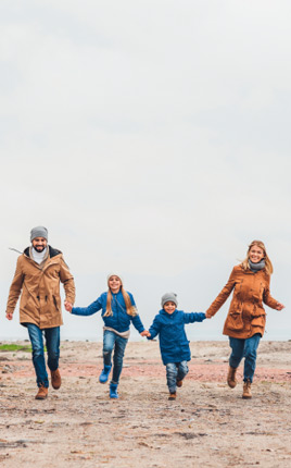 Familia de paseo en el bosque nevado