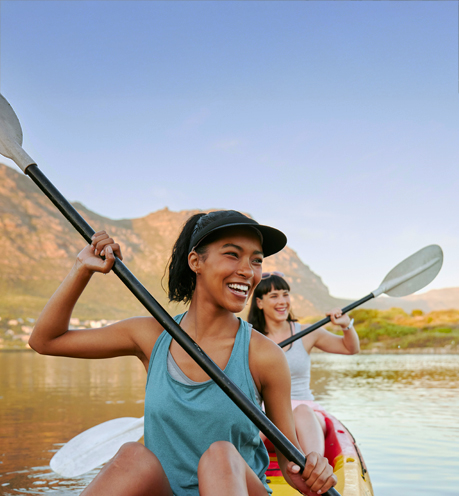 Amigas en un kayak en un lago