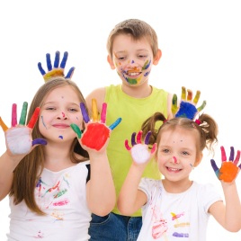 Tres niños con las manos pintadas de colores.