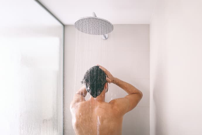 hombre tomando una ducha