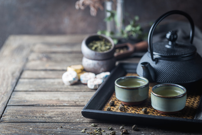 Imagen de cómo se prepara una taza de té verde para disfrutar de sus beneficios.