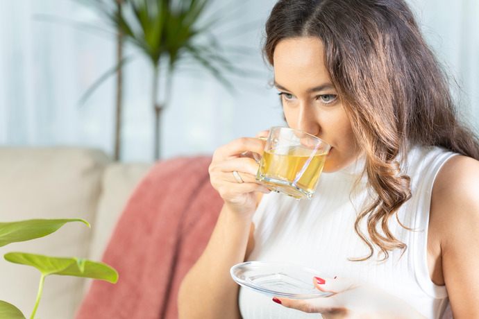 Mujer disfrutando de los beneficios del té verde. 