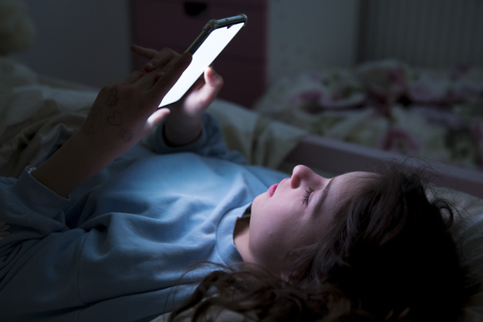 Niña usando teléfono hasta la madrugada