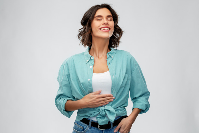 Mujer feliz por hacer la digestión más rápido.