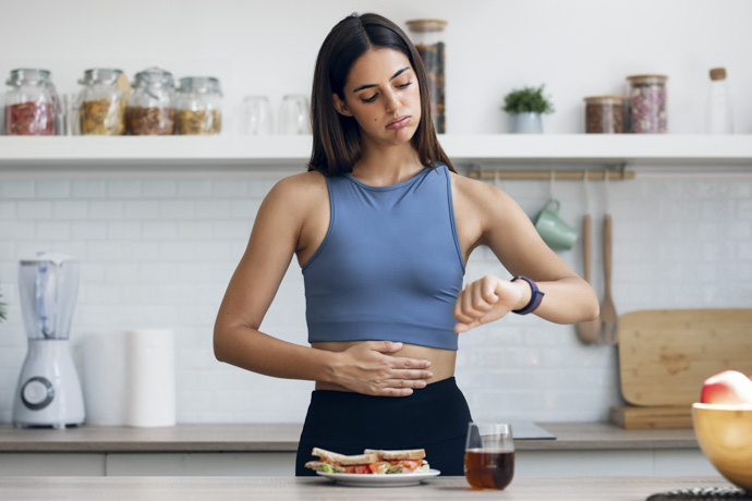 Ayuno como una de las causas de los cuerpos cetónicos en la orina sin diabetes.