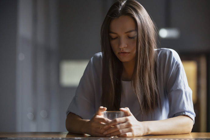 Mujer con problemas por consumo de alcohol