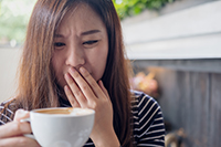 Mujer sintiendo un sabor diferente debido al embarazo