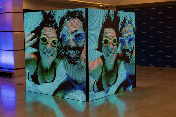 El cubo gigante con pantallas