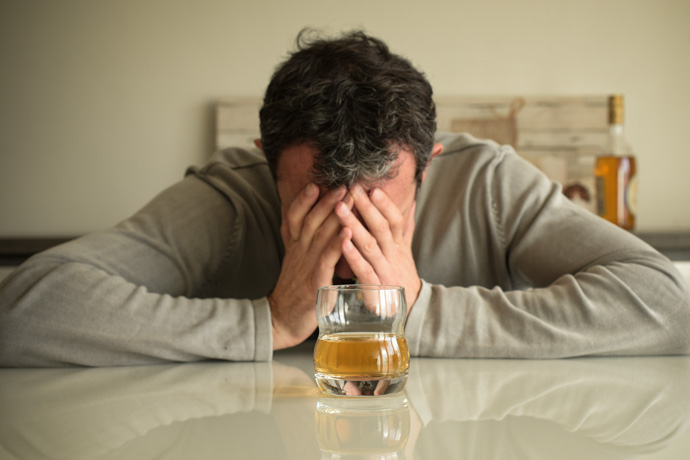 Persona preocupada porque el alcohol le engorda.