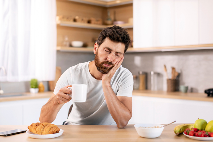 Hombre cansado por falta de dormir