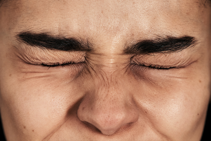 Hombre con sus ojos cerrados, preocupado