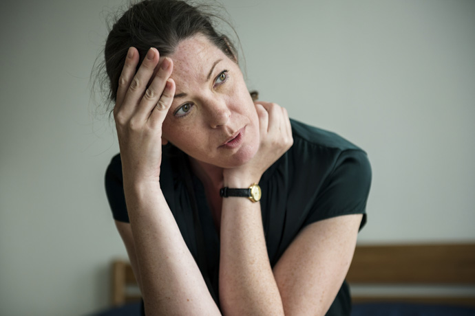 Mujer con síntomas de ansiedad y depresión