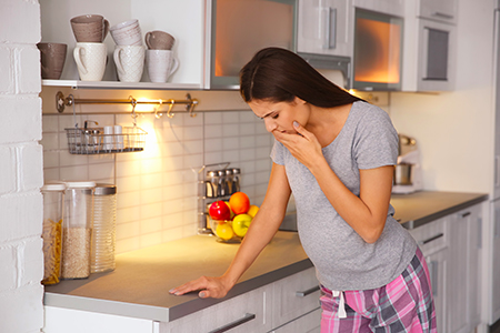 Mujer con síntomas de la enfermedad matutina