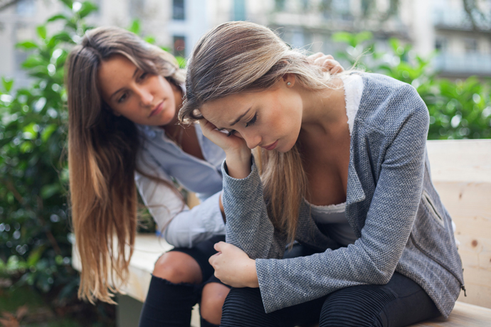 Mujer consolando a amiga