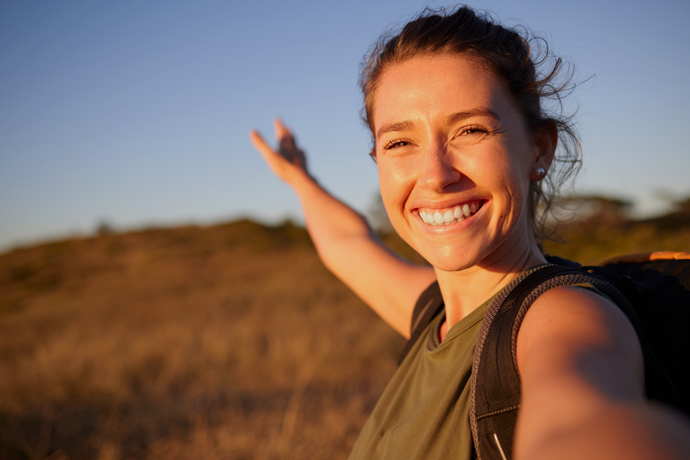 Mujer feliz en una caminata en el campo