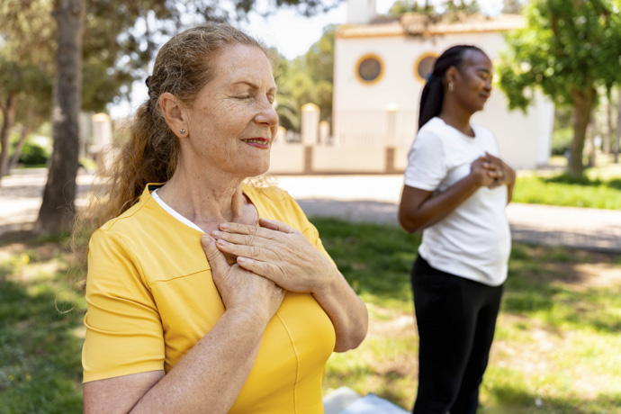 Mujeres intentando reducir sus niveles de cortisol en el cuerpo