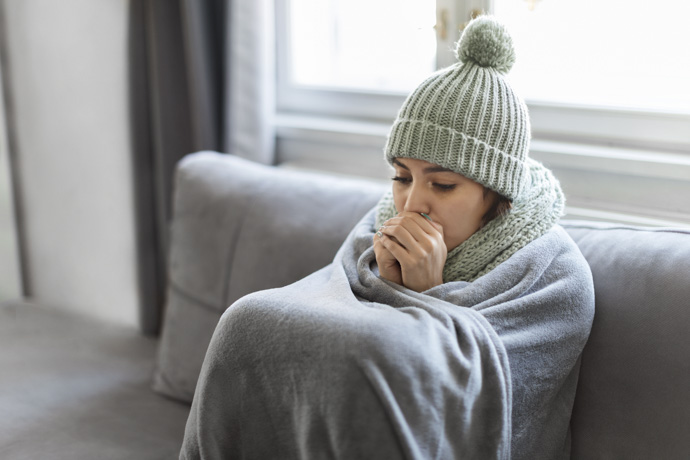 Mujer con frío dentro de su casa