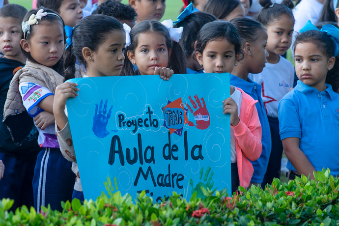 Niños con pancarta: proyecto aula de la madre