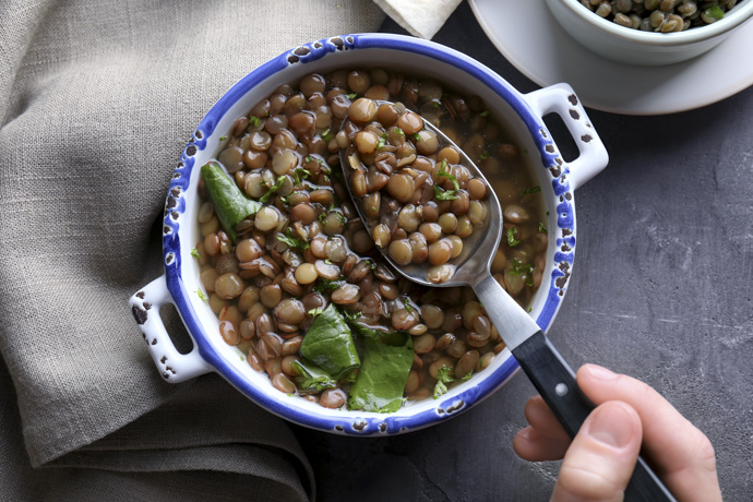 Persona comiendo lentejas para combatir anemia