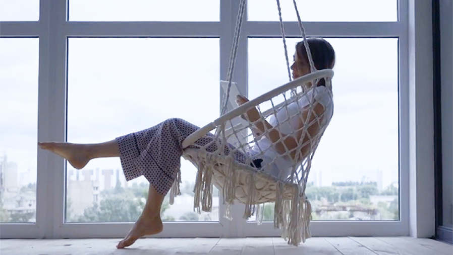 mujer sentada en una silla leyendo