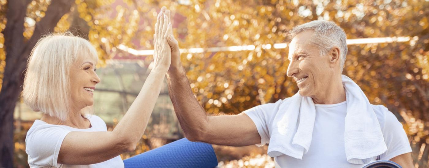 Pareja que practica un envejecimiento activo al aire libre.