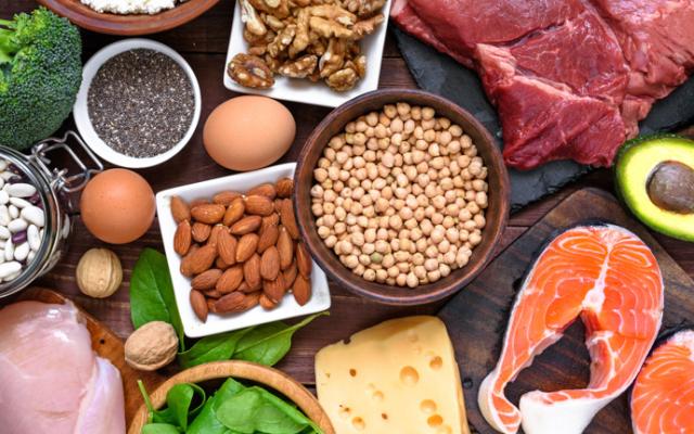 Alimentos con más proteínas: guía completa para tu dieta https://stock.adobe.com/images/high-protein-food-fish-meat-poultry-nuts-eggs-and-vegetables-healthy-eating-and-diet-concept/195217272?prev_url=detail alt – Ejemplos de alimentos con más proteínas. Las proteínas son nutrientes esenciales para el funcionamiento del organismo, sobre todo porque tienen un papel crucial en la construcción y reparación de tejidos, la producción de enzimas y hormonas, y el fortalecimiento del sistema inmunológico.