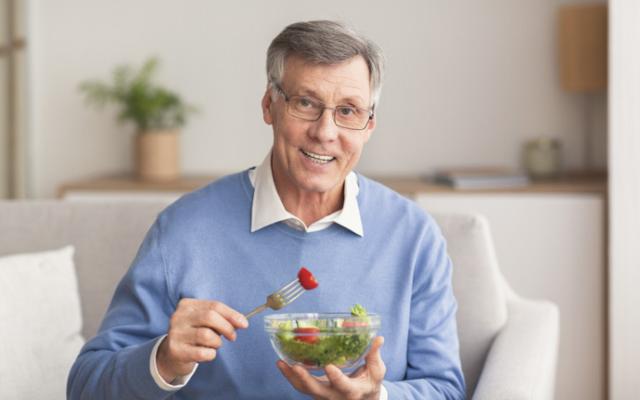 Hombre adopta alimentación saludable para limpiar sus arterias