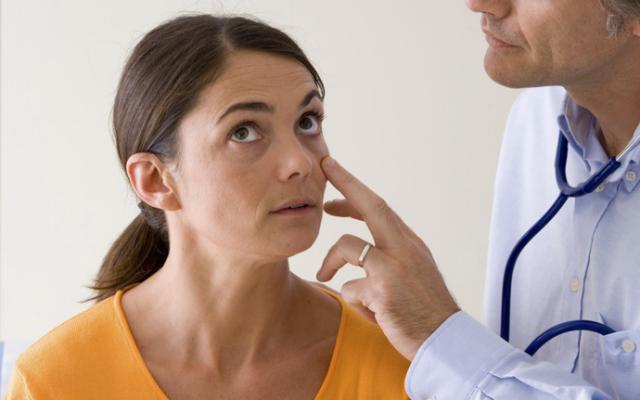 Médico revisa a paciente con anemia