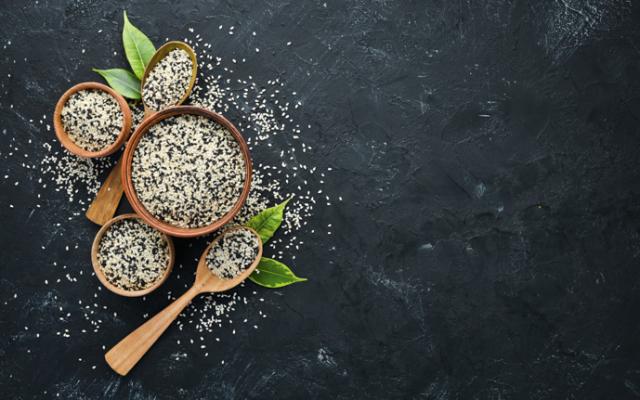 Platos con semillas de ajonjolí