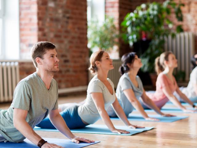 Grupo de personas practicando yoga