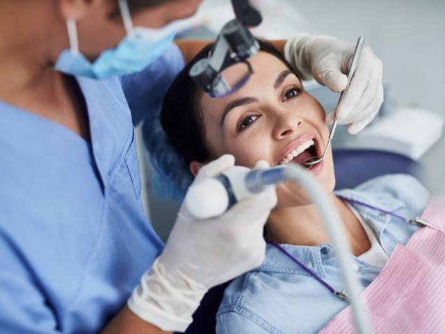Realización de una limpieza dental.