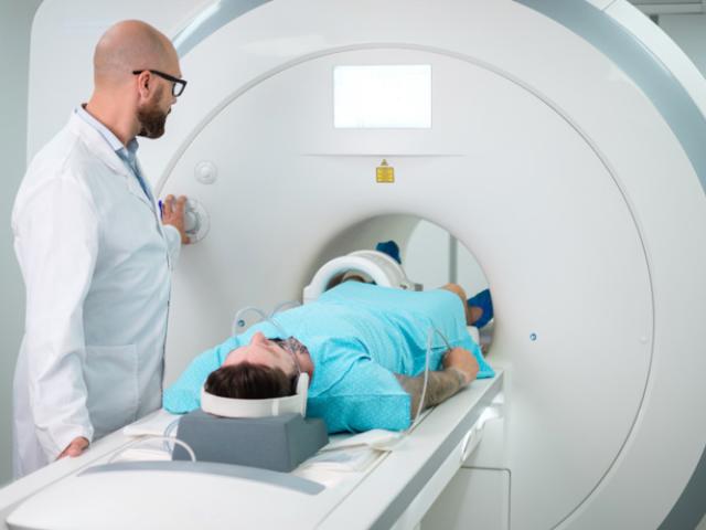 Médico analizando la neuroplasticidad de un paciente.