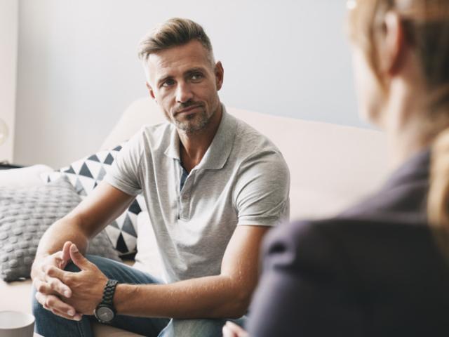 Hombre habla de bloqueo emocional con psicólogo 