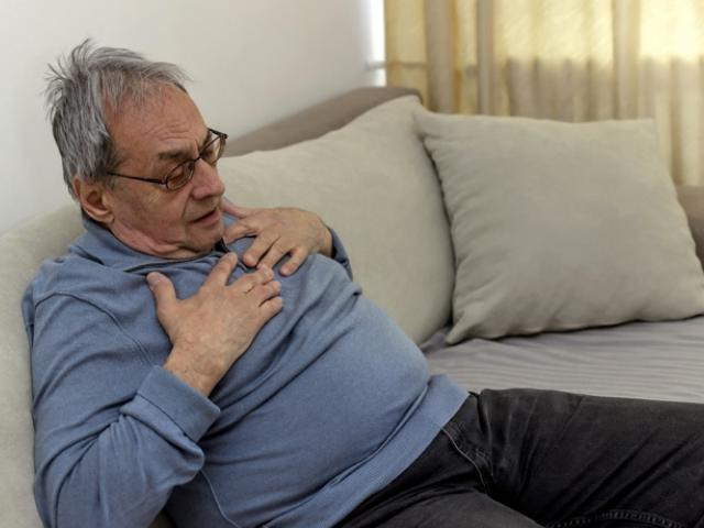 Hombre con dolor de pecho