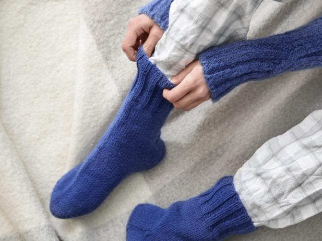 Mujer con frío en los pies