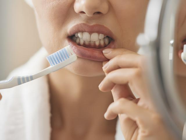 Cómo detener una hemorragia dental en casa