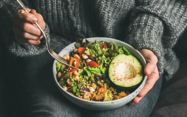 Ejemplo de bol con alimentos buenos para el corazón.