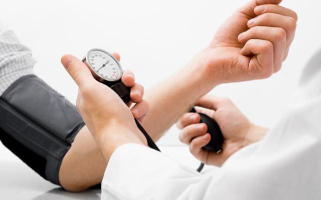 Médico analizando a paciente que no toma alimentos que bajan la tensión.