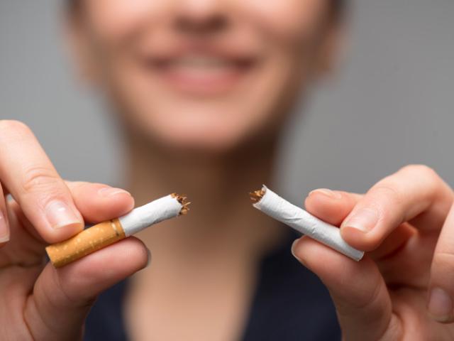 Mujer rompiendo un cigarro.