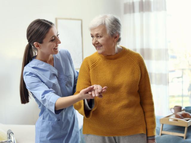 Mujer con Alzheimer y su cuidadora