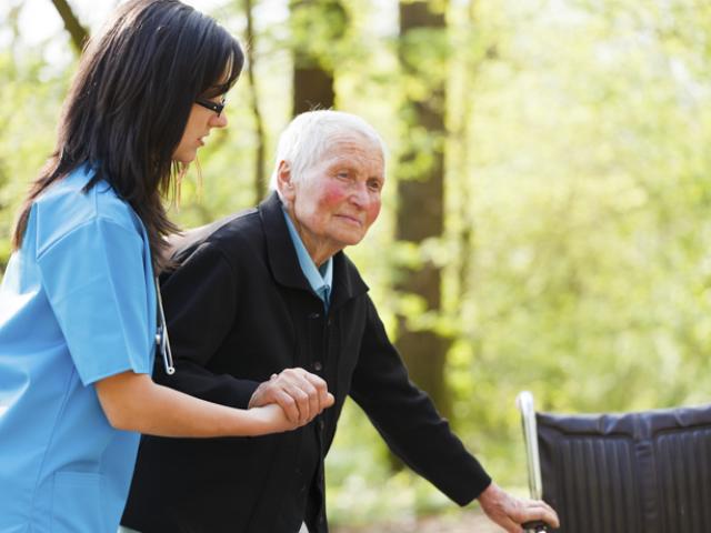 Persona con Alzheimer recibe cuidados
