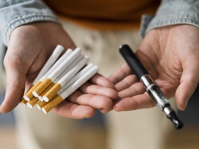 Cigarros y cigarro electrónico contiene nicotina