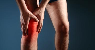 Corredor con lesión de rodilla, dolor e inflamación