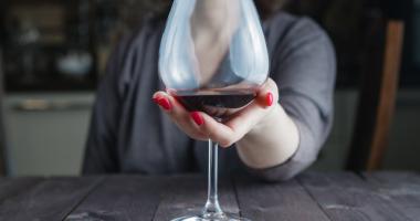 mujer con copa de vino