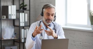 Un doctor atendiendo a un paciente a través de la telemedicina.